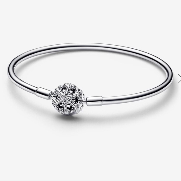 Pandora Moments Sparkling Snowflake Clasp Bangle. 7.5” - Picture 3 of 5